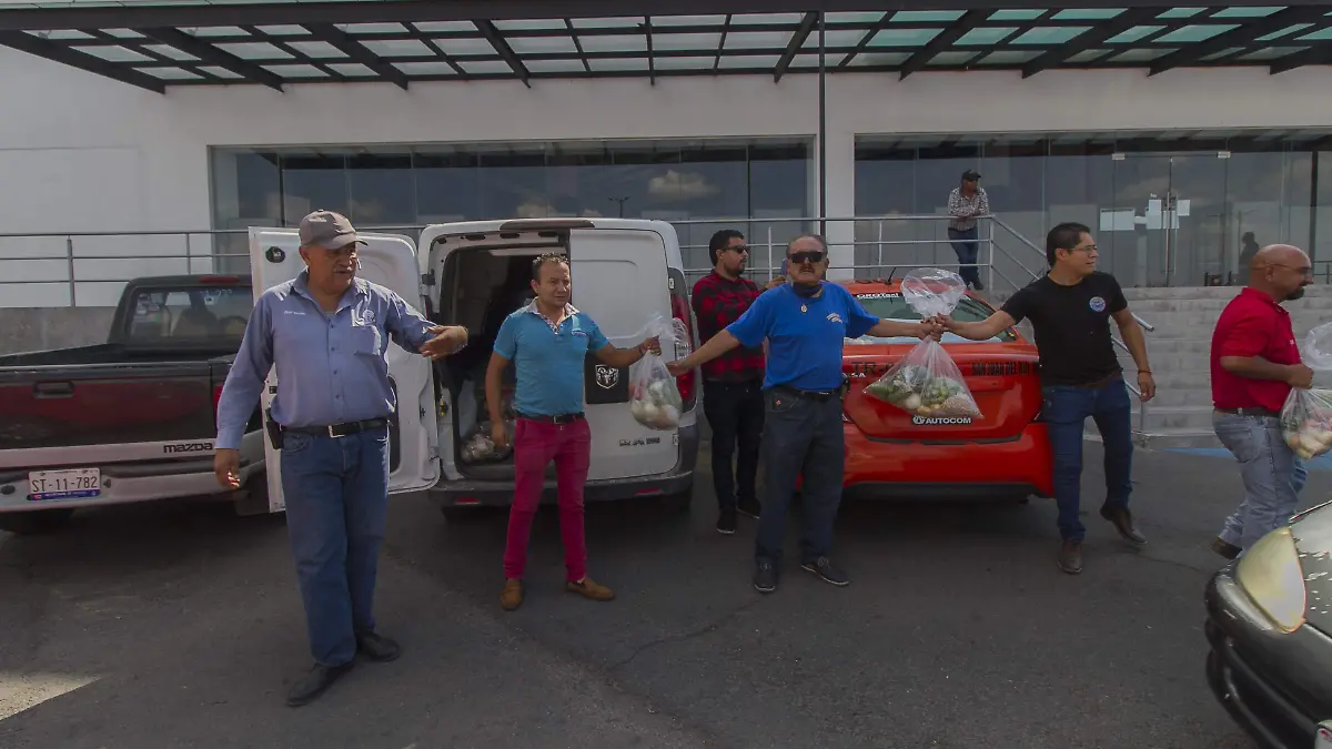 Locatarios buscan contribuir con la economía familiar de los taxistas. Foto César Ortiz.El Sol de San Juan del Río.